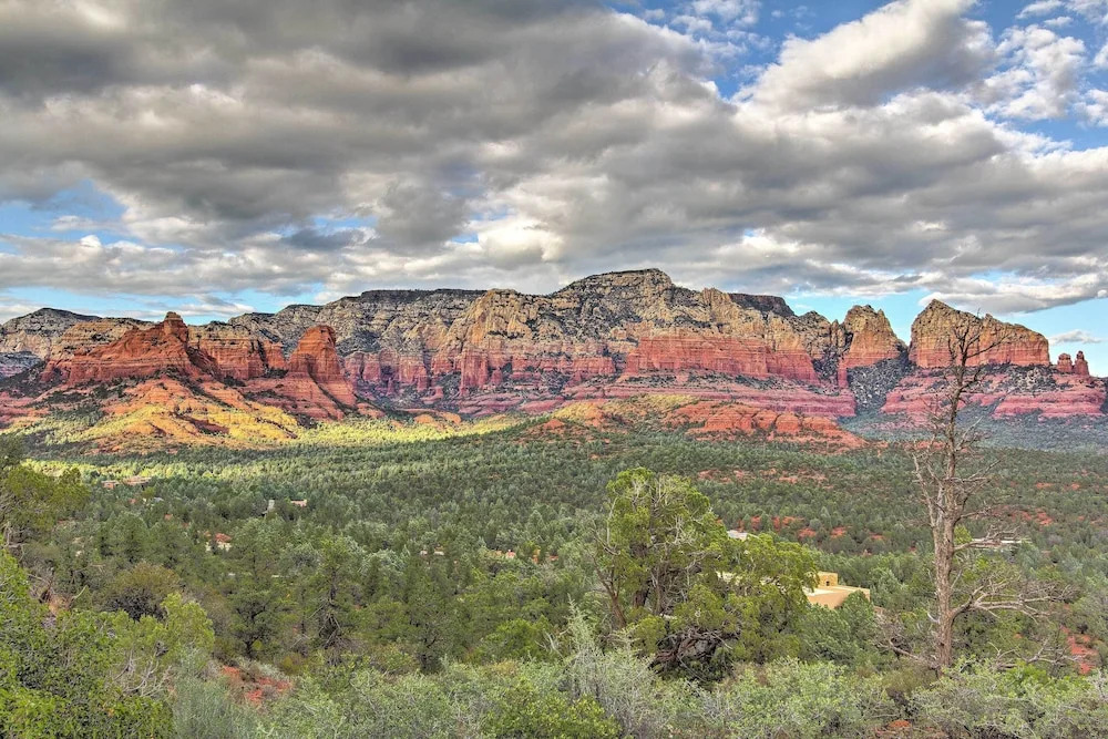 Romantic Sedona Suite w/ Patio < 1 Mi to Trails