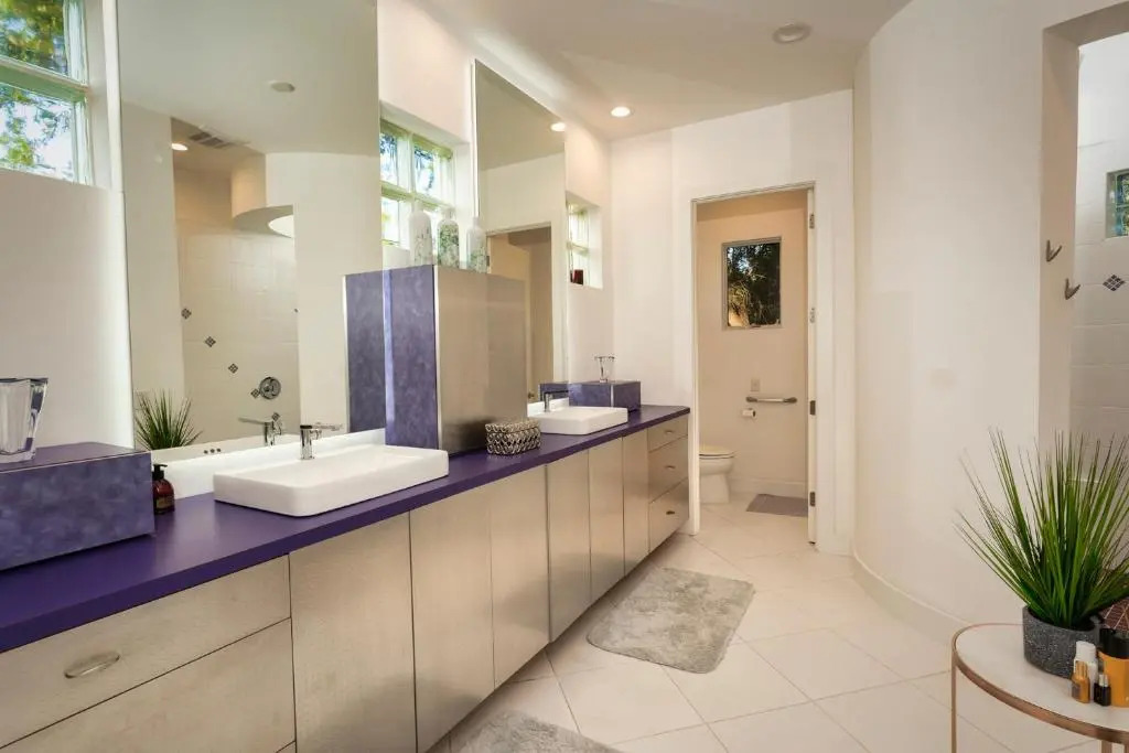 Luxury Villa 4 bed 4 bath on canal access to the Golf 40 min, beach 8 min away