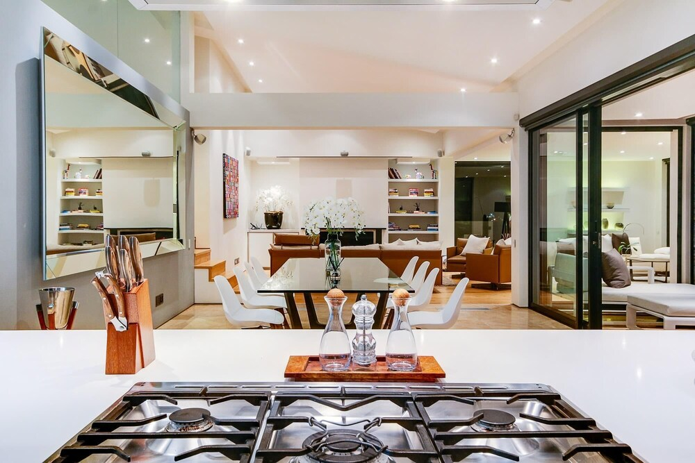 Spectacular Holiday Villa w Private Pool Gym Prima Views