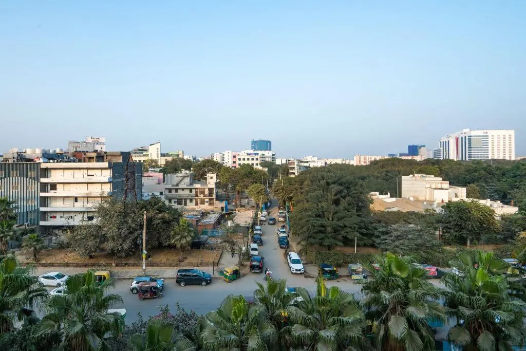 Itsy Hotels Saina Stay Near 32 Milestone