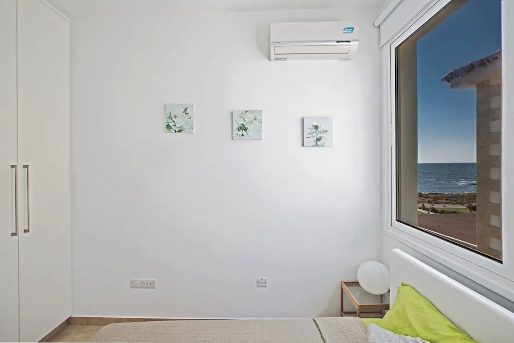 Celebrity Villa Oliver P 14