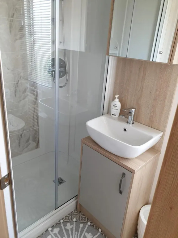 The Sea Breeze - Captivating Caravan in Camber