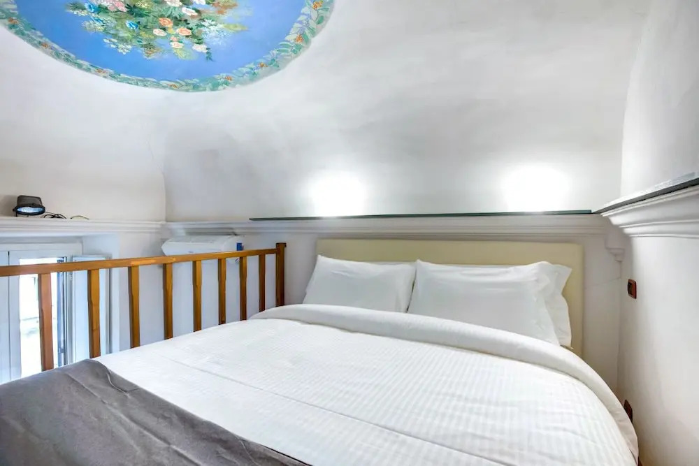 Large and Charming Flat Near Termini