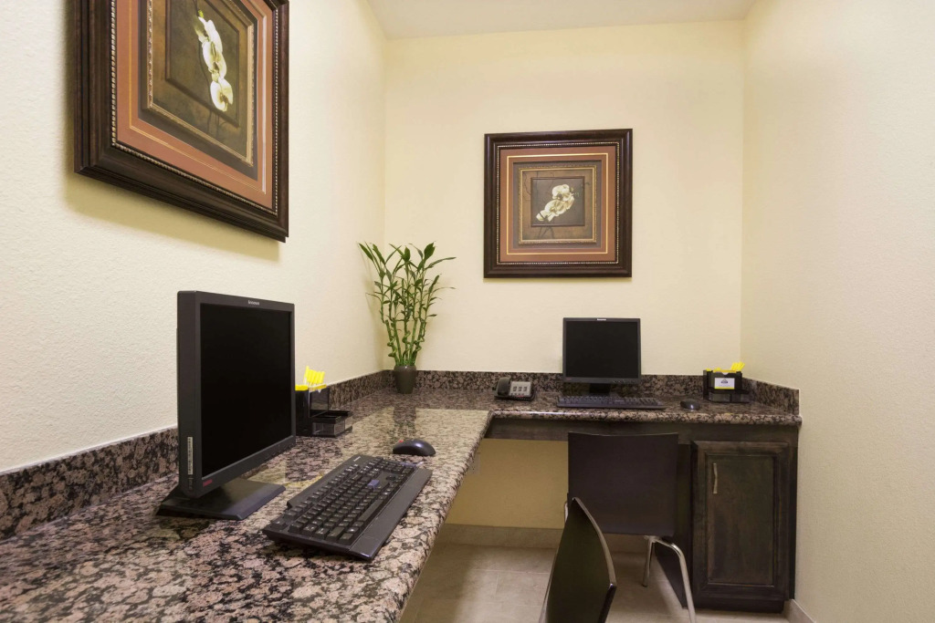 Days Inn & Suites by Wyndham Galveston West/Seawall