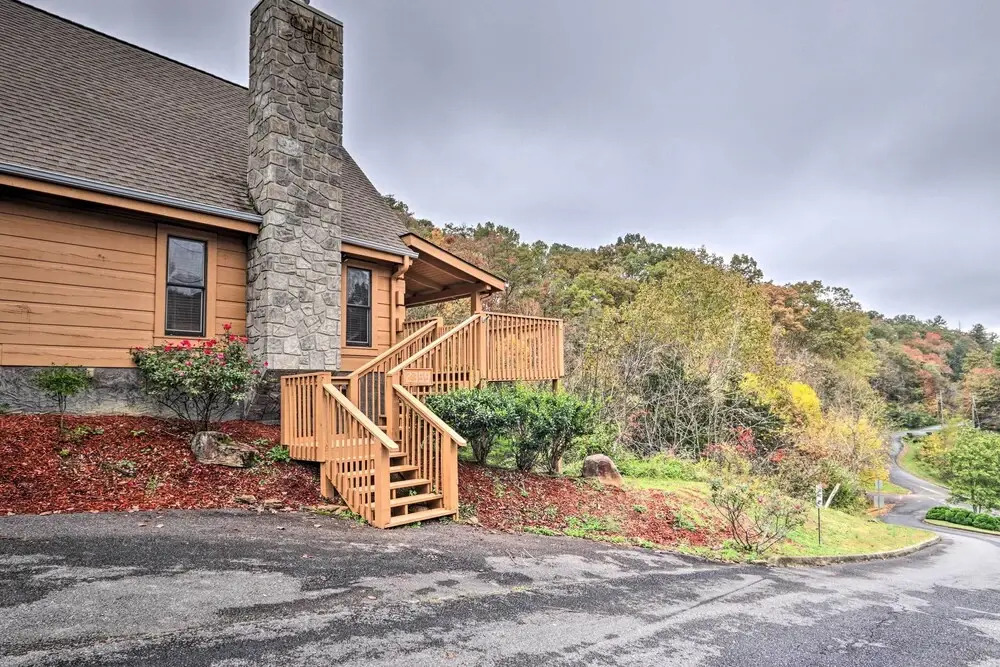 Homey Sevierville Cabin w/ Deck Near Pigeon Forge!