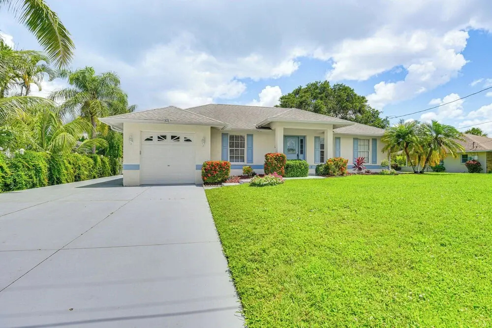 Lakefront Venice Home: 4 Mi to Manasota Key Beach!