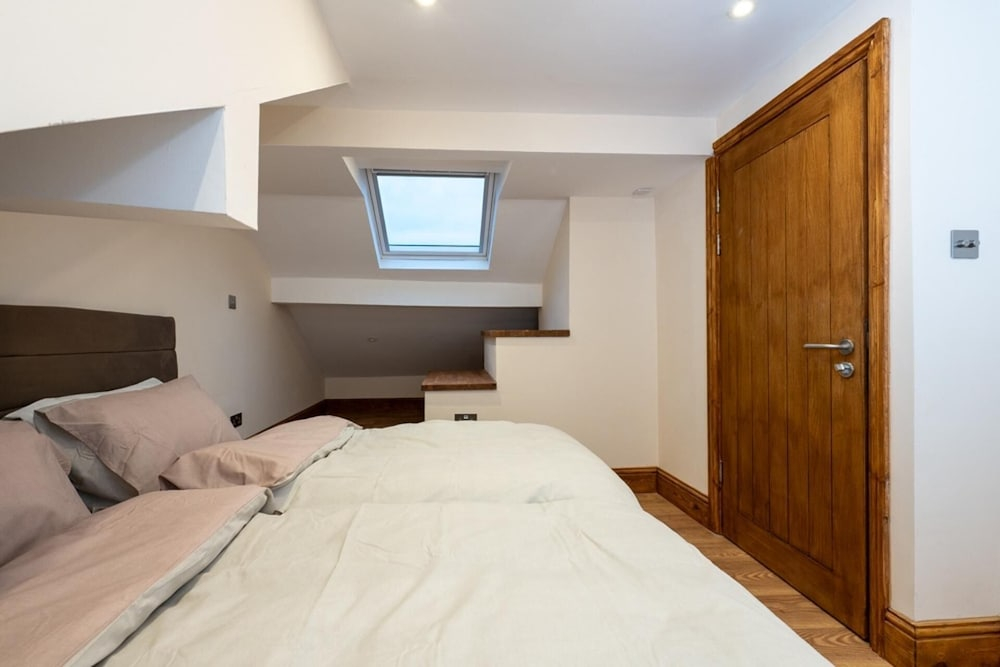 Tranquil Stoke-on-trent 4bed, 2 Bath, Parking