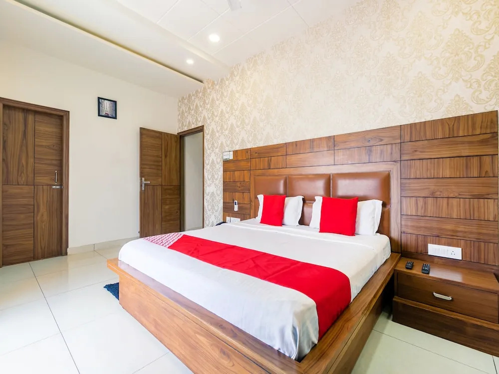 Hotel Crown by OYO Rooms
