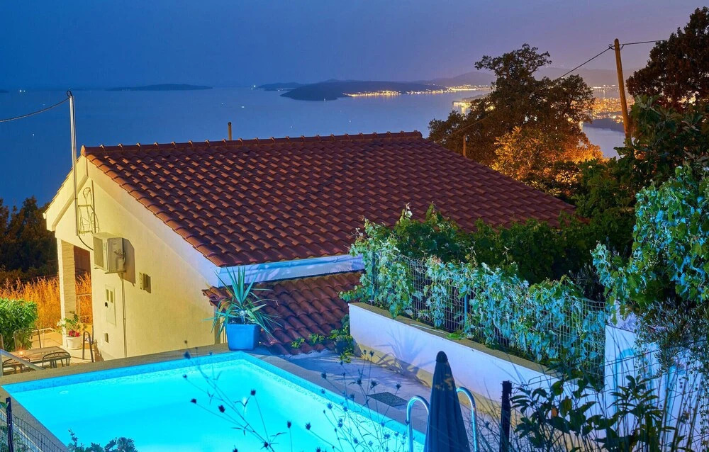Nice Home in Podstrana With Outdoor Swimming Pool, Wifi and 2 Bedrooms