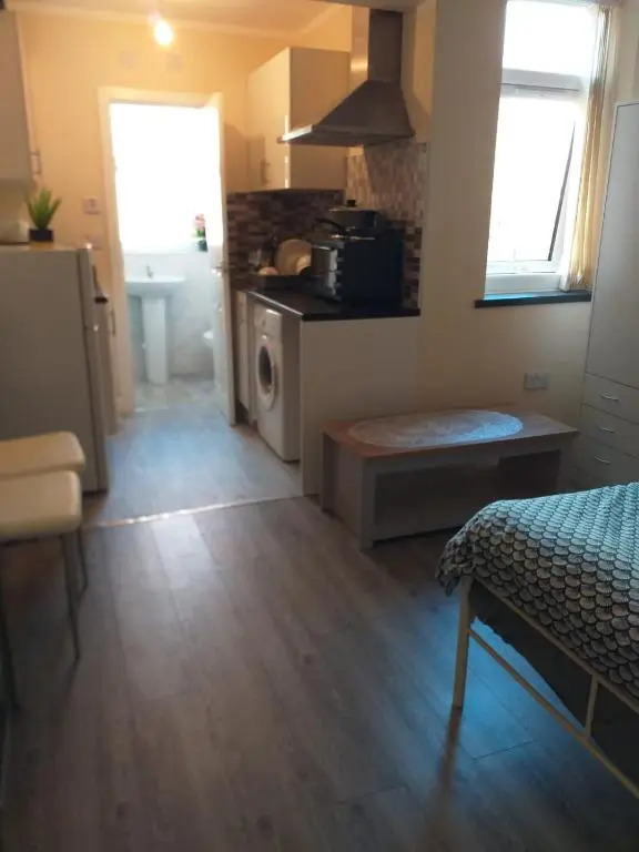 Self-contained studio flat bathrooms kitchens upgrade locations to city centre 15 minutes walking distance Nottingham universities Queen hospitals city hospitals