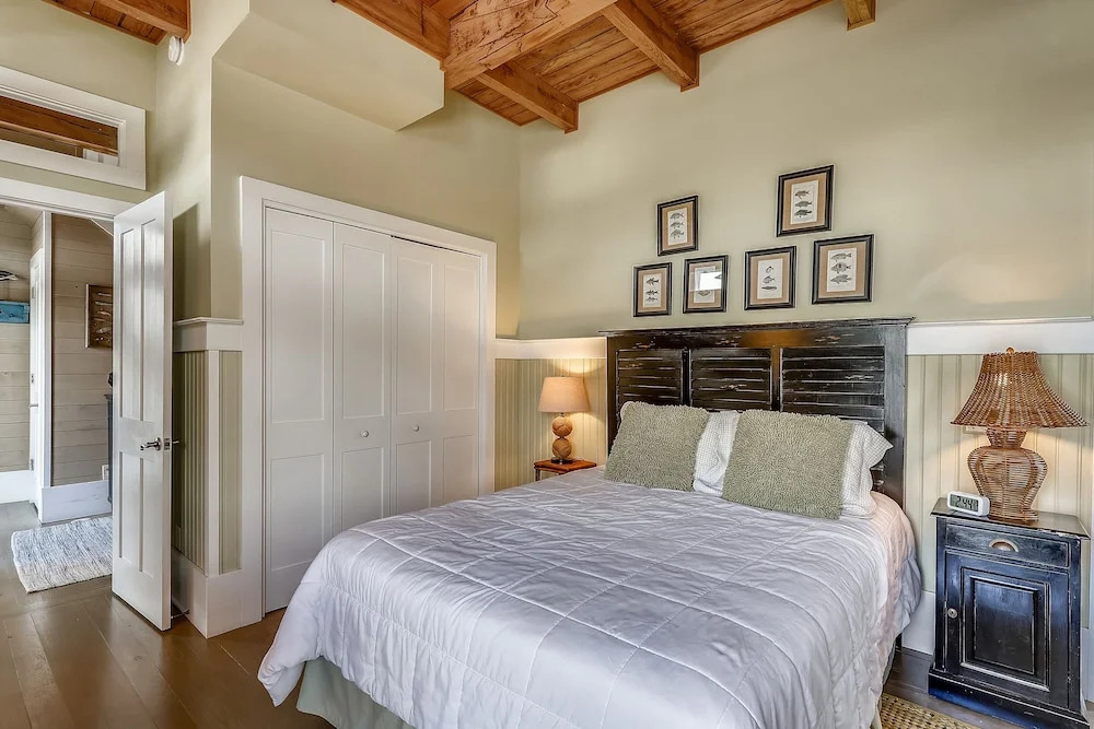 Sugar Shack 4 Bedroom Home by RedAwning