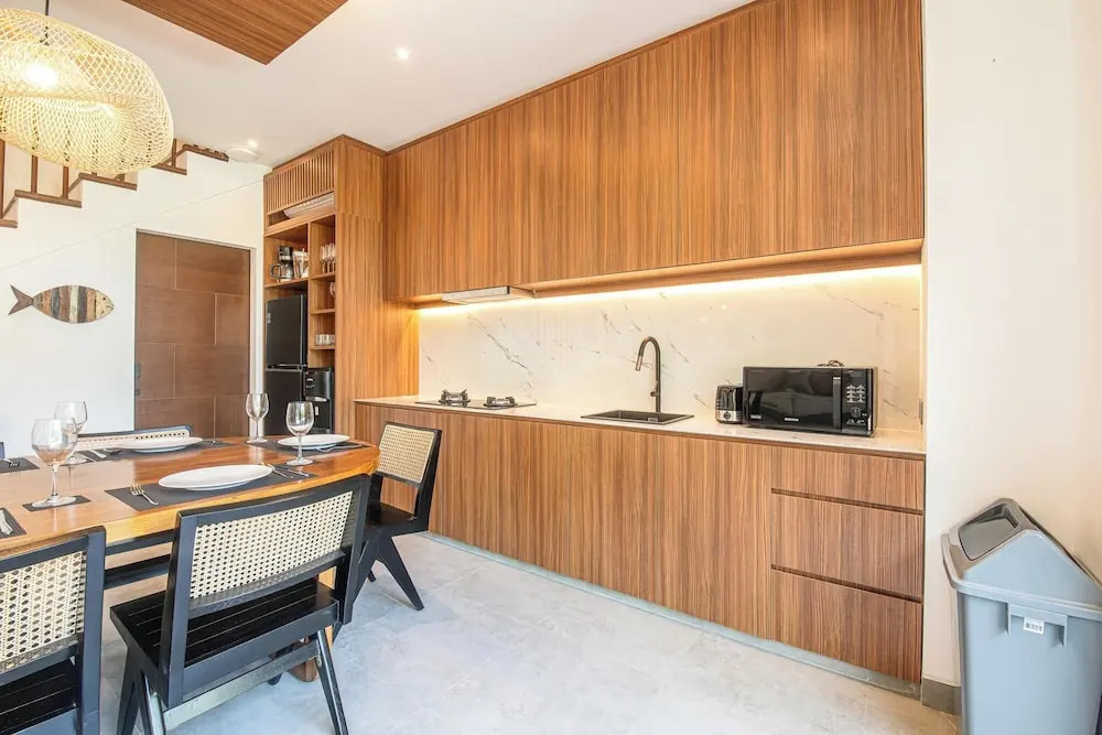 Refined 5BR Contemporary Villa, 400m to the Beach