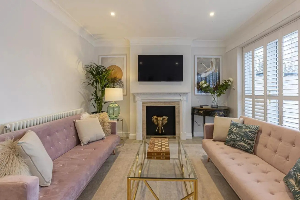 Stunning 3-bed house with roof terrace near King’s Road in Chelsea
