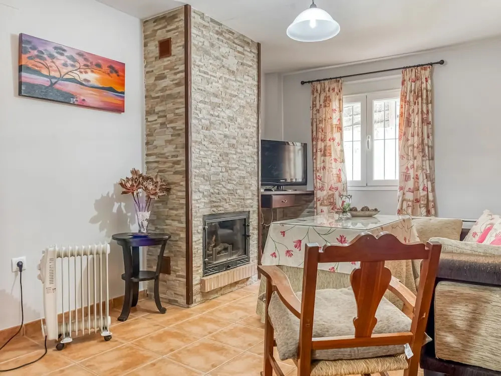 Beautiful Holiday Home in Benamahoma With Fireplace