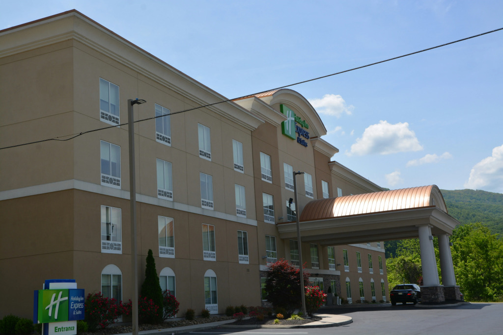 Holiday Inn Express & Suites Caryville by IHG