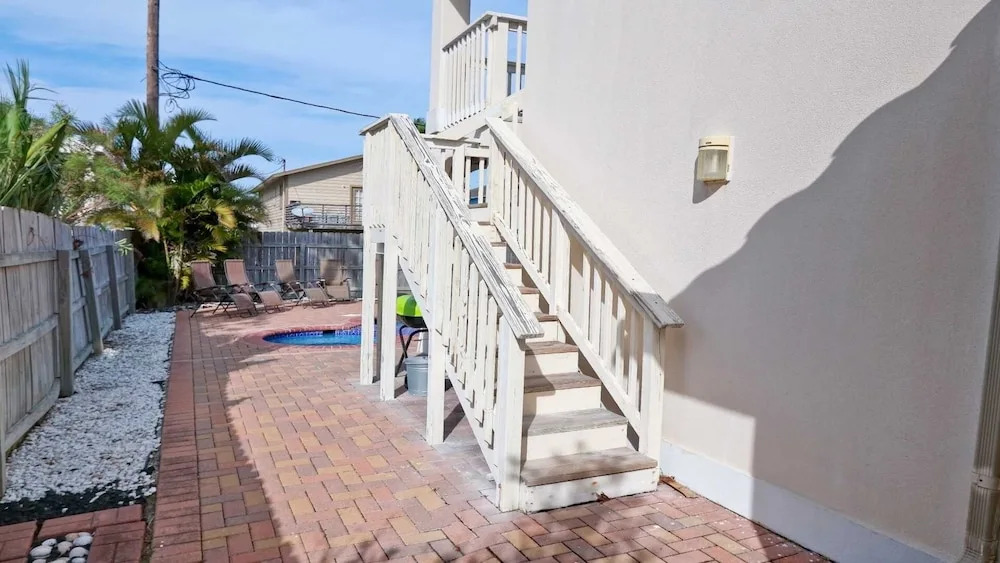 Adventura House 3 Bedroom Home by Redawning