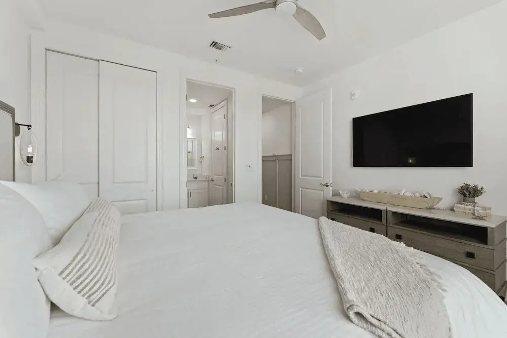 Steps to Beach w/ View, Pool + Tennis Luxe Top-floor Sea La Vie by Avantstay