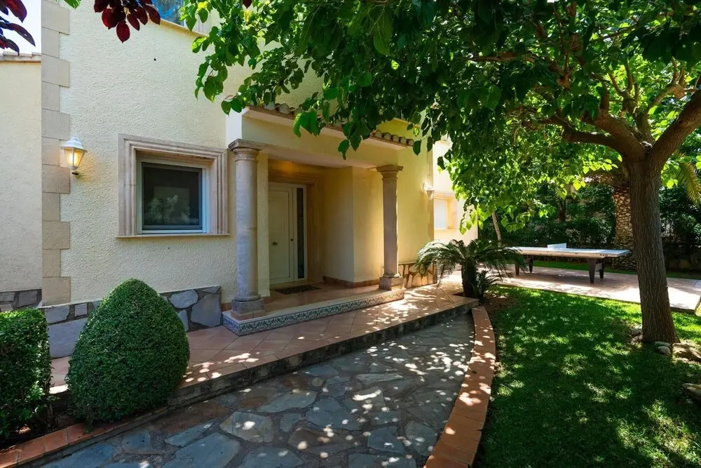 Charming 3-bed Villa in Denia, First Beach Line