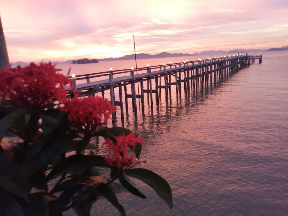 Jansom Beach Resort