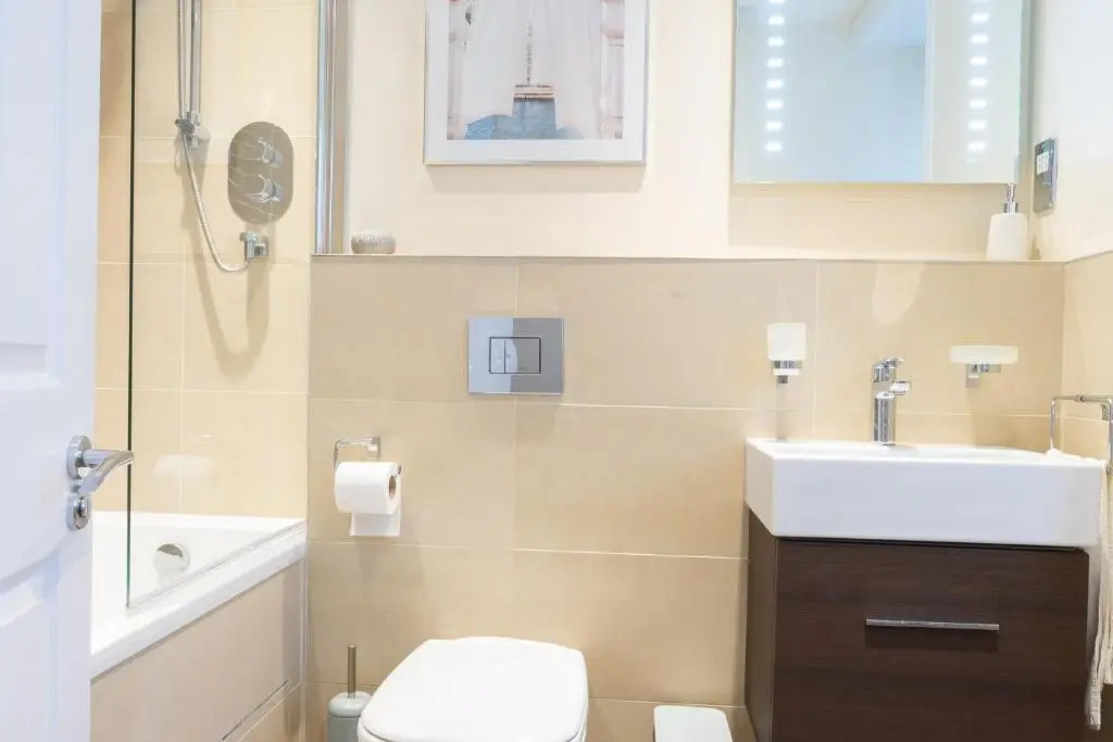 Premiere City Centre Apartment with Gated Parking and Excellent Feedback, Big Double Bedroom, Balcony, Courtyard Garden, Ideal for Long Stays, WFH, Getaways and Ongoing Contracts