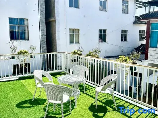 Lawn | Juean Caoping Dujia Garden Homestay (Erhai Longkan Wharf)