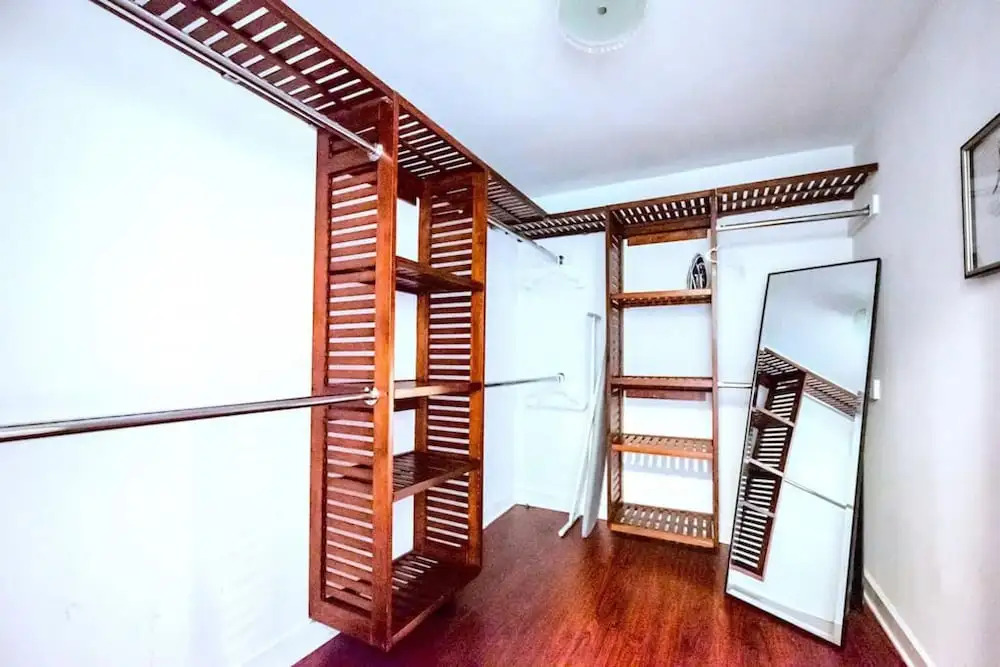 Redwood Loft at Park Place King bed Walk in Closet Fast Wifi and Free Coffee