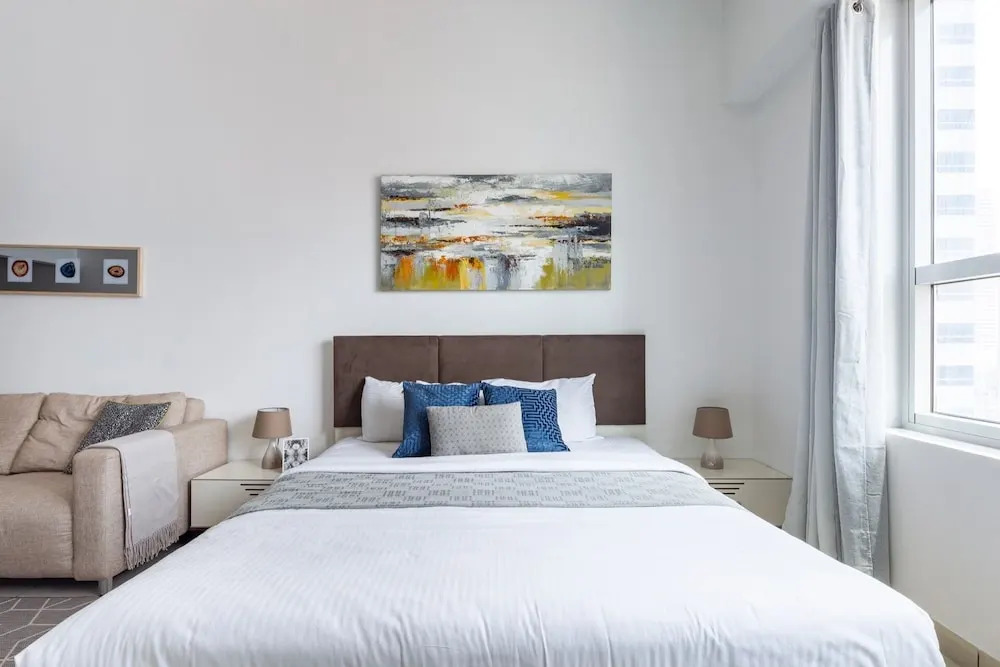 Light and Modern Studio in Jlt! Sleeps 3!