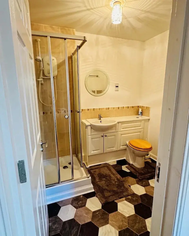 Apartment-2br-parking-walk to Town-near Beach-wifi