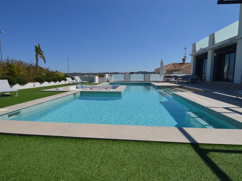Stylish Villa With Lake Views