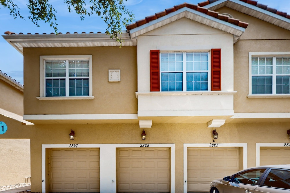 Friendly Condo With Shared Pool and Hot Tub, High-speed Wifi, and Central AC
