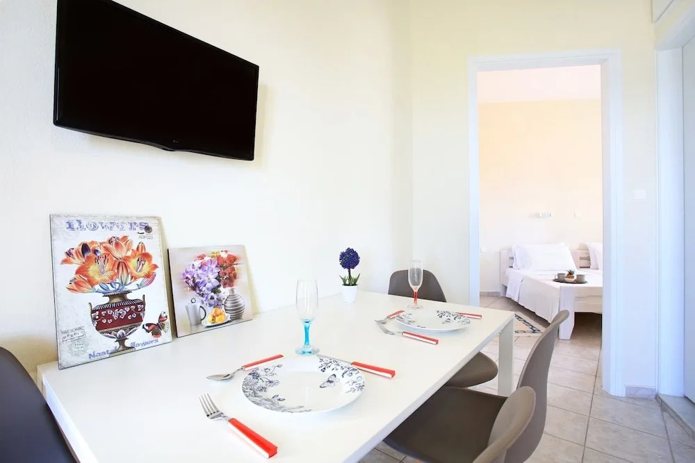 Theodosia apt Swim sunbathe beachfront