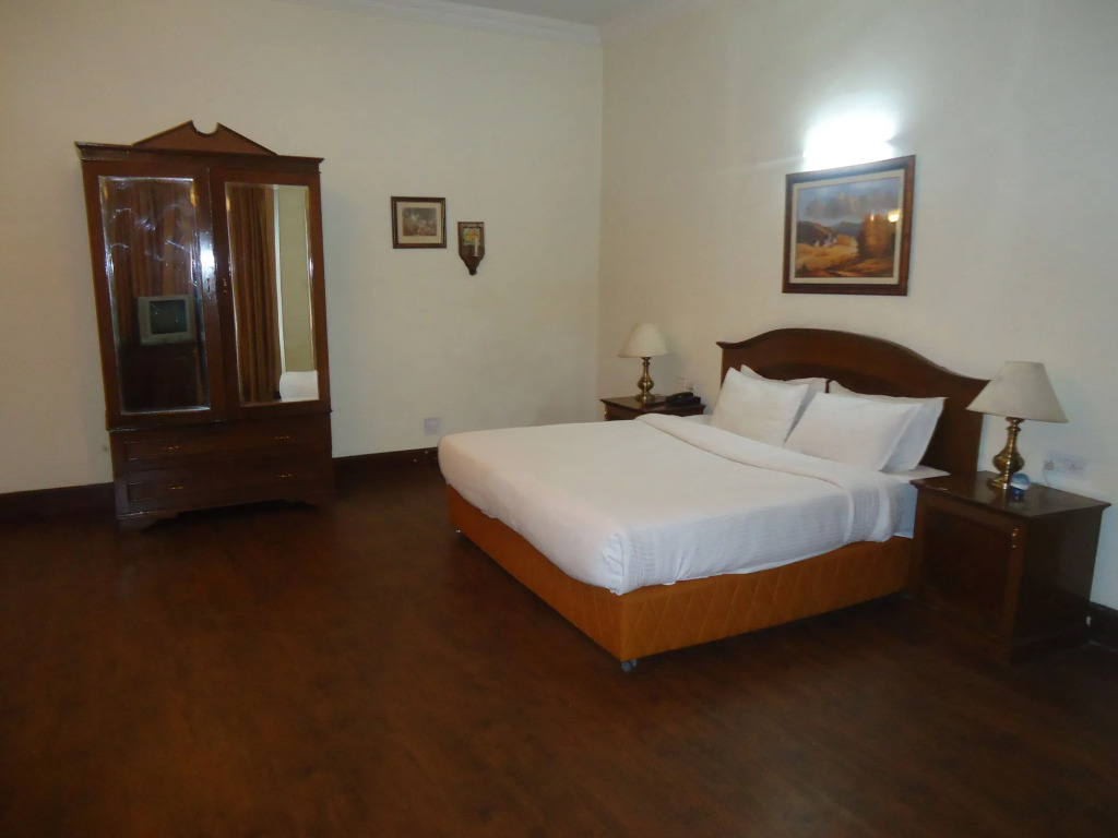 The Earl's Court, Nainital