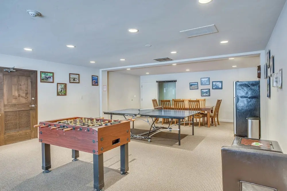 Condo w/ Hot Tub Access - Quick Bus Trip to Ski!