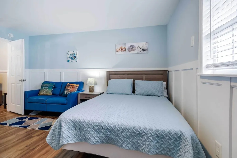 2 Mi to Barefoot Landing! 'bailey's Beach Cottage'