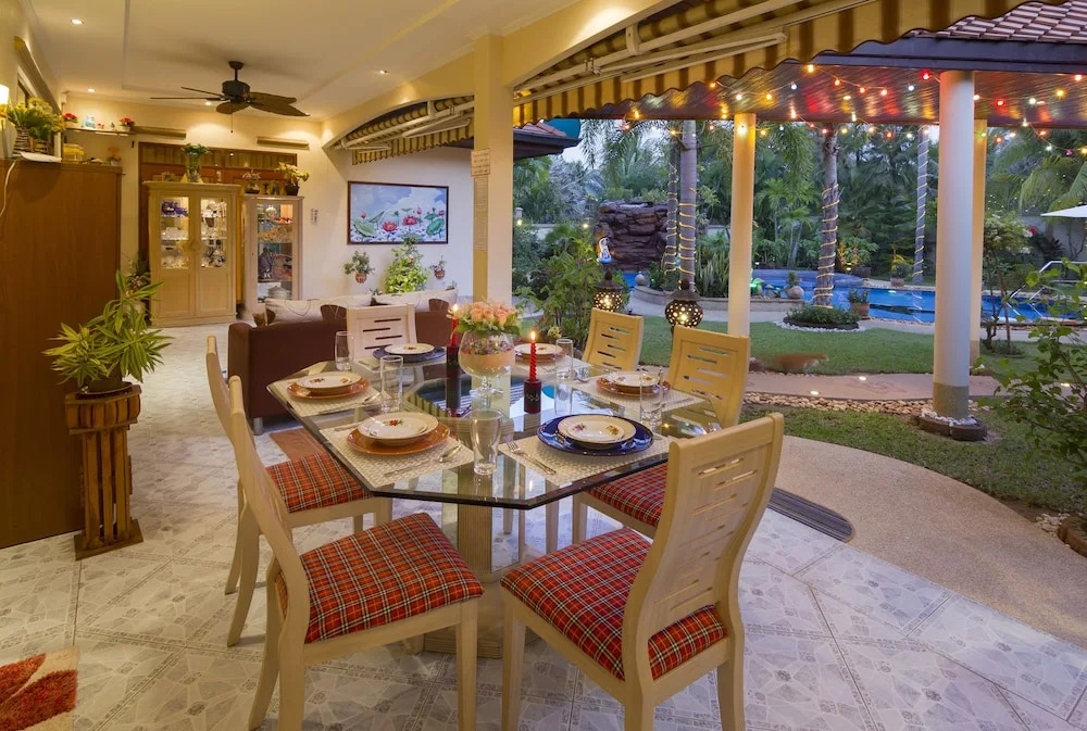 Relaxing Palm Pool Villa