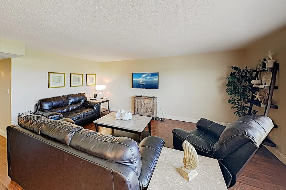 New Listing! Walkable Beachside W/ Pool 3 Bedroom Condo