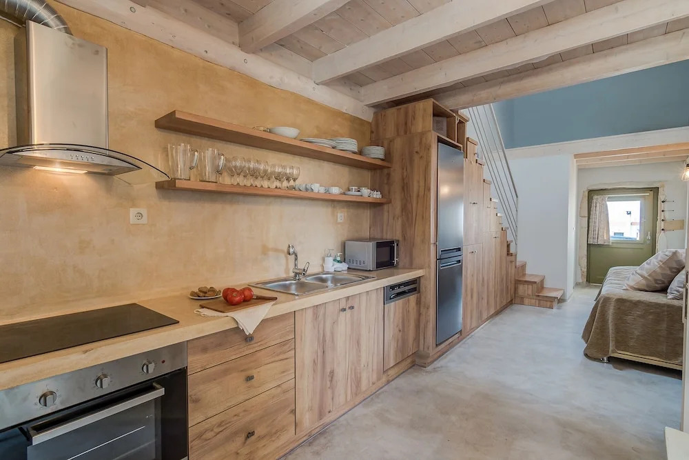 Traditional Stonebuilt Villa Leonanto with Heated Pool, only 5 Km from a Sandy Beach