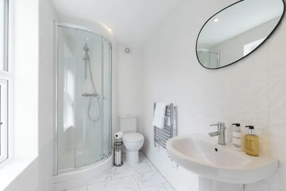 Elliot Oliver - Comfortable Five Bedroom Town Centre House With Garden & Garage