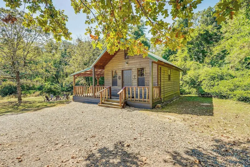 Rustic Cabin w/ Hot Tub Near Broken Bow Lake!