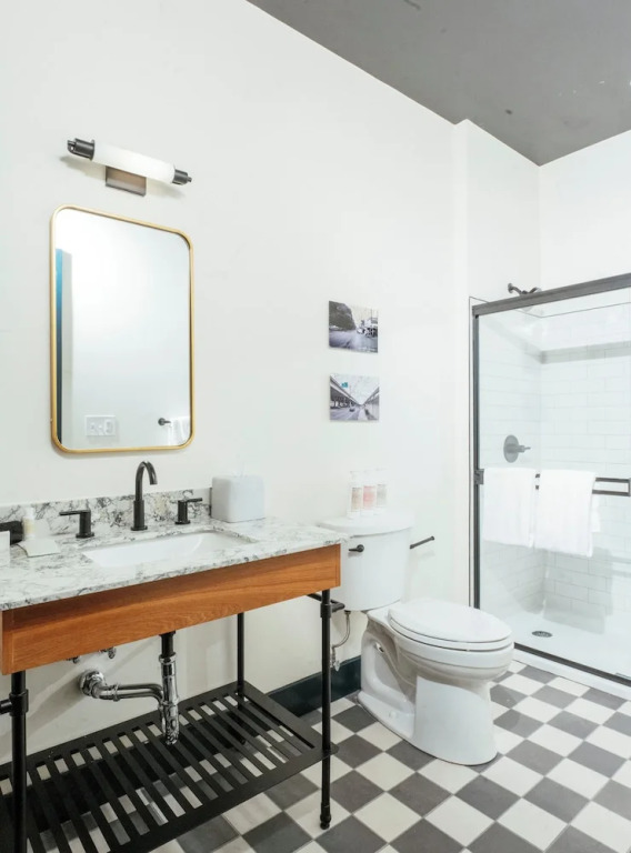 Dew Drop Inn Hotel & Lounge