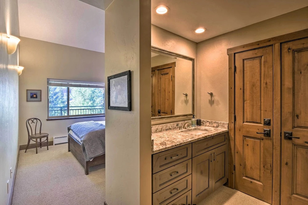 Walk to Ski Lift: Mtn-view Condo in Breckenridge