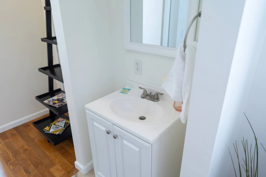 TASTEFUL SPACIOUS 3-BEDROOM HOME WITH HOT TUB ONLY MINUTES FROM DISNEYLAND  (p56)