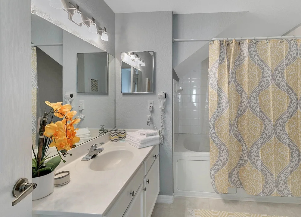 4 Bedroom Townhouse, Resort, 15 Mins to Disney, Themed Rooms perfect for Kids