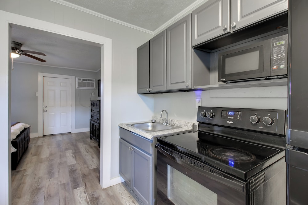 Huntsville Studio w/ Workspace Near Downtown