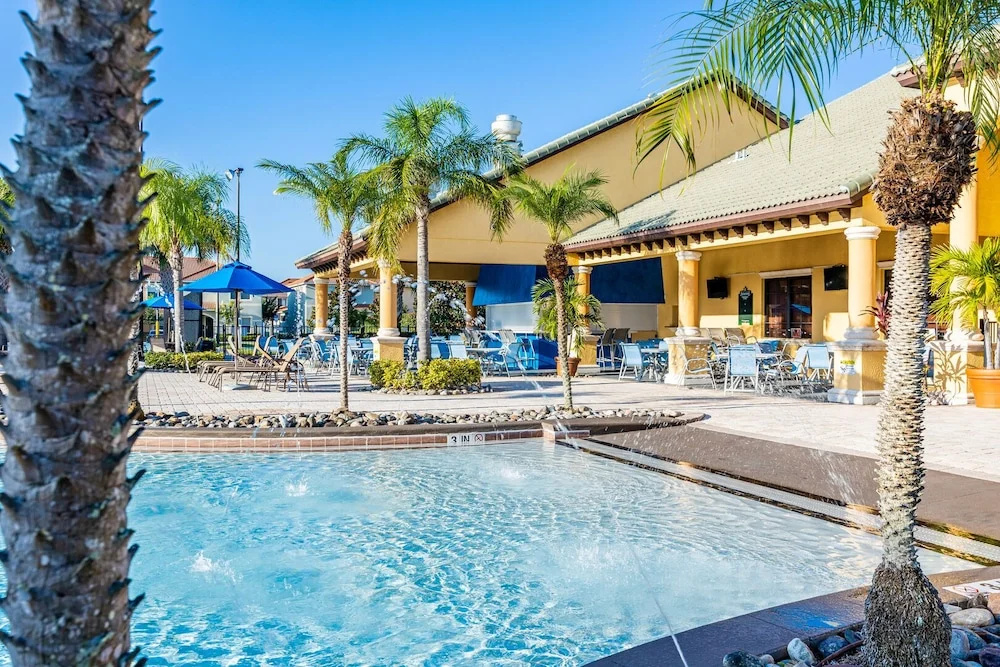 Contemporary 4 Bed 3 Bath Town Home With Upgrades, Private Pool i Close to Disney, Shopping