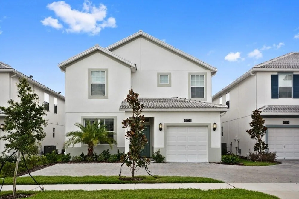 Amazing 5 Bedroom Home With Private Pool Home