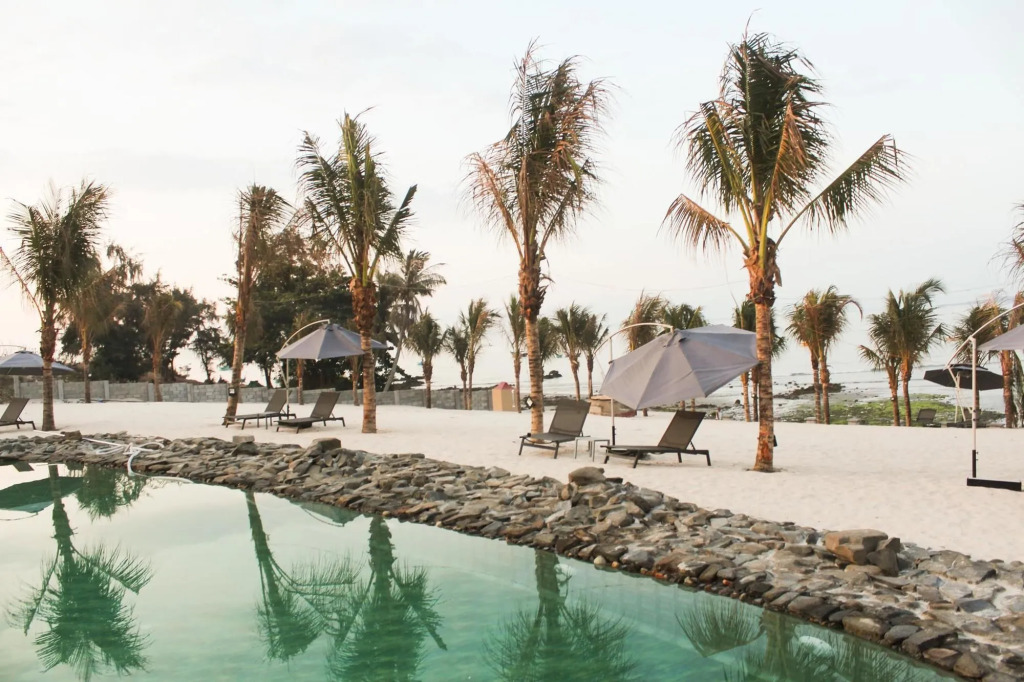 Eagles Beach Resort