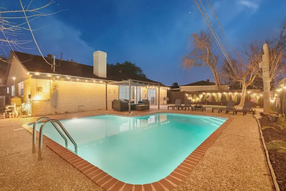 Sageview Cottage 4 BDR w/ Pool, Pet Friendly!