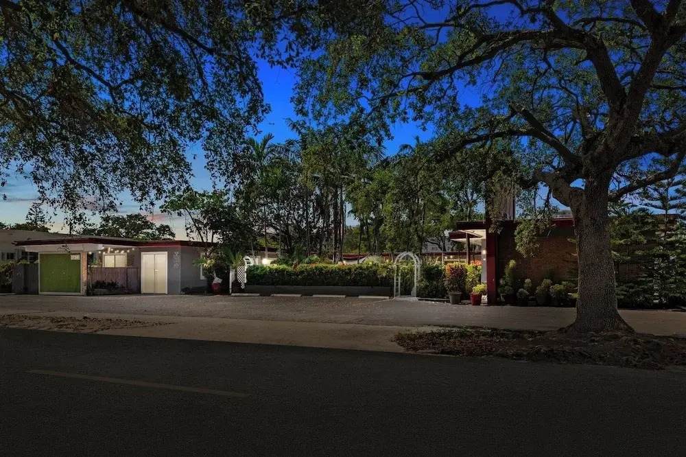 Pet Friendly Stylish Studio in Hollywood