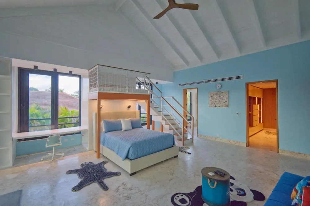 Modern Villa With Full Service Staff Close to Beach and Golf